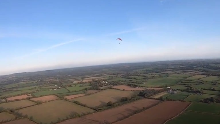 El alucinante vuelo motorizado de este aviador se ha hecho viral