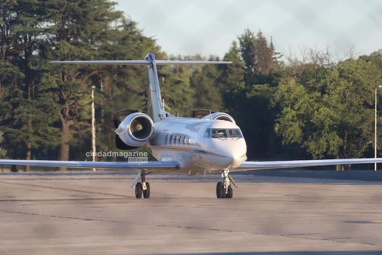 El avión que trajo a Mauro Icardi y China Suárez desde Turquía. (RS Fotos)