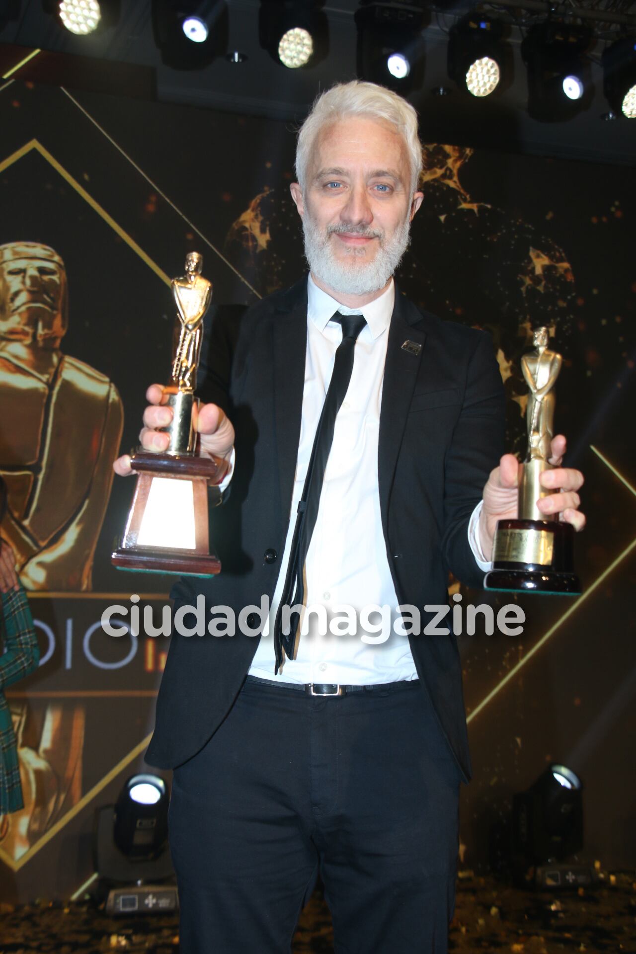 El beso de Andy Kustenzoff y su mujer, Florencia Suárez tras ganar el Oro en los Martín Fierro de Radio 2018