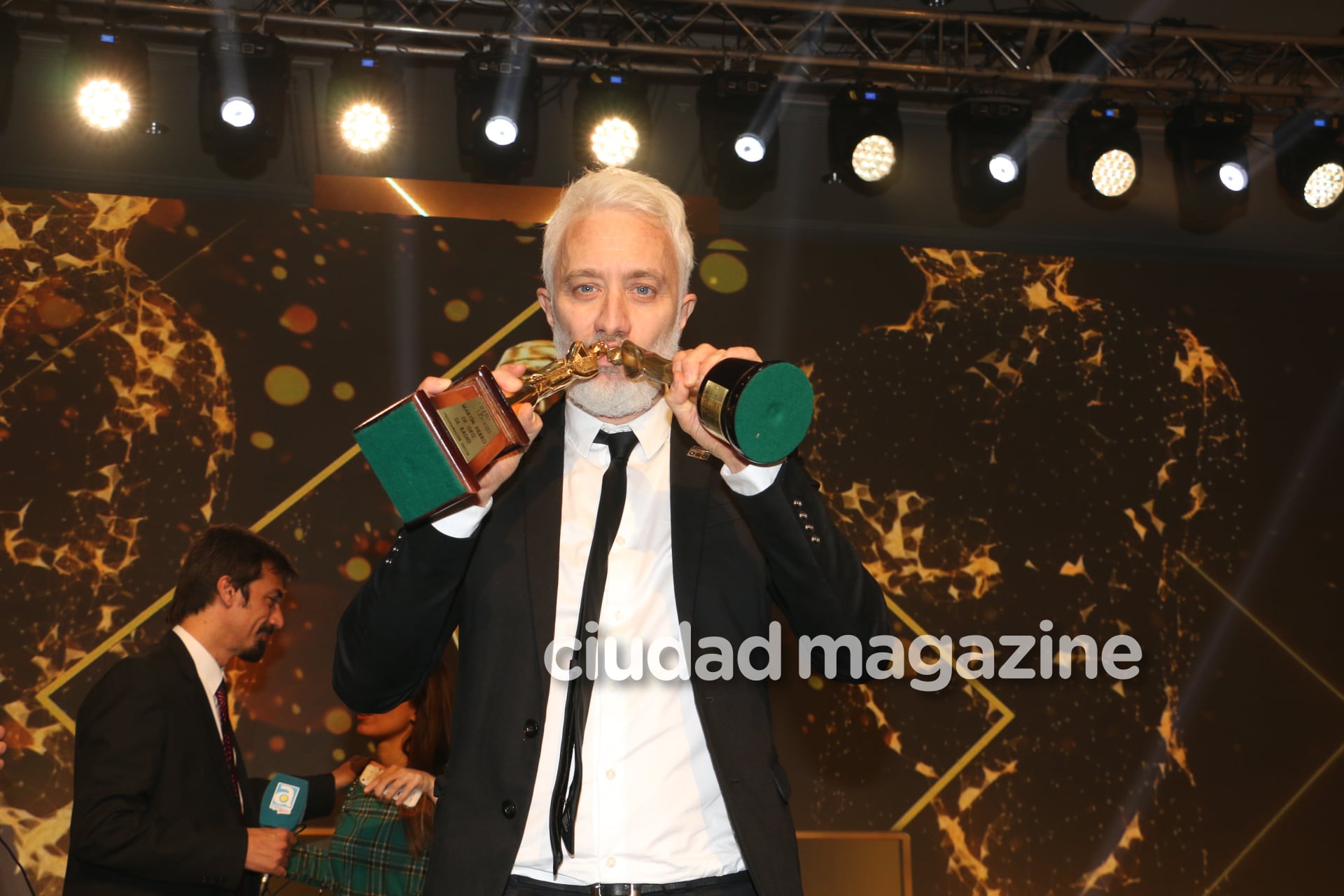 El beso de Andy Kustenzoff y su mujer, Florencia Suárez tras ganar el Oro en los Martín Fierro de Radio 2018