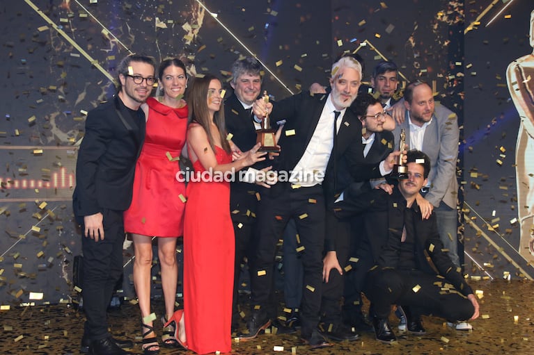 El beso de Andy Kustenzoff y su mujer, Florencia Suárez tras ganar el Oro en los Martín Fierro de Radio 2018