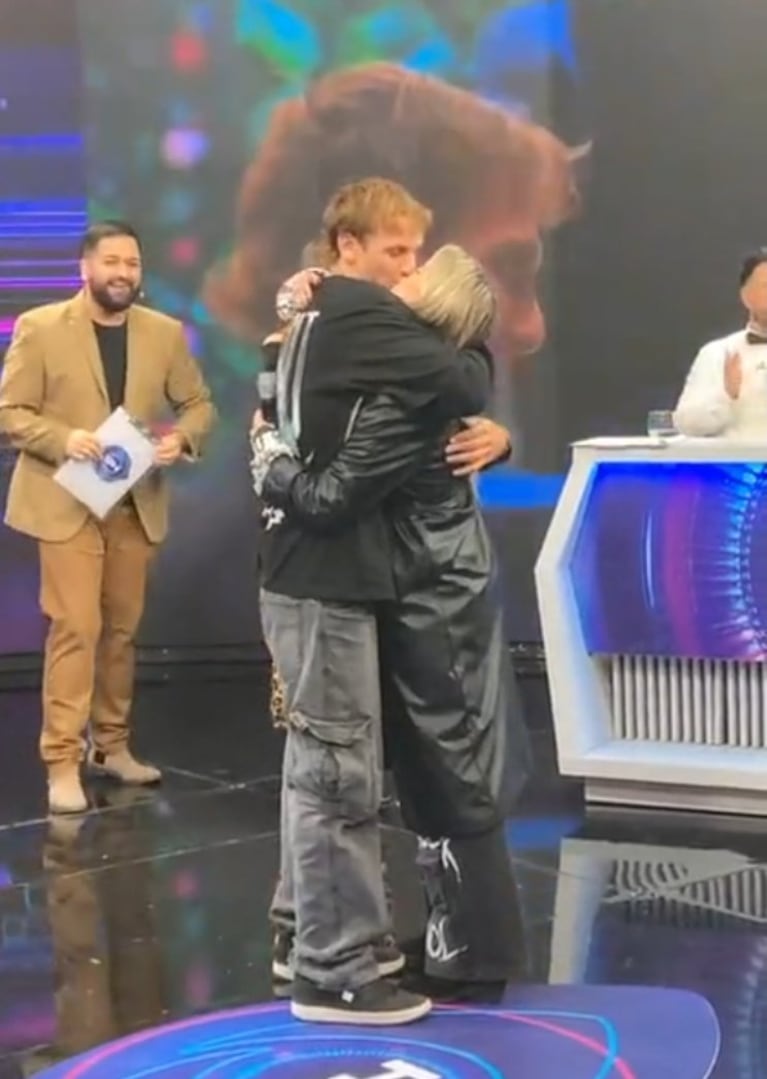 El beso de Bautista y Denisse en Canal 10.