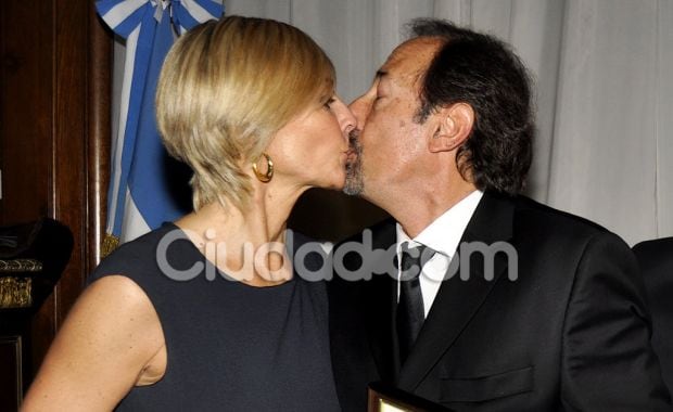 El beso de Guillermo Francella y su mujer. (Foto: Jennifer Rubio - Ciudad.com)