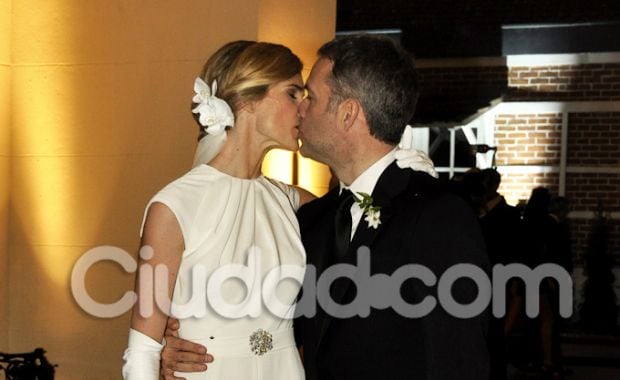 El beso de Julieta -vestida por Pablo Ramírez- y Augusto (Foto: Jennifer Rubio). 