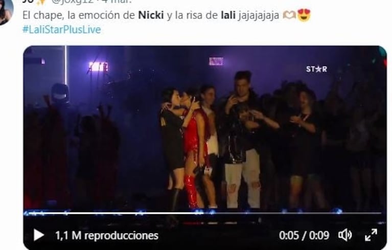 El beso de Lali Espósito y Nicki Nicole en pleno show en Vélez que enloqueció a los fanáticos