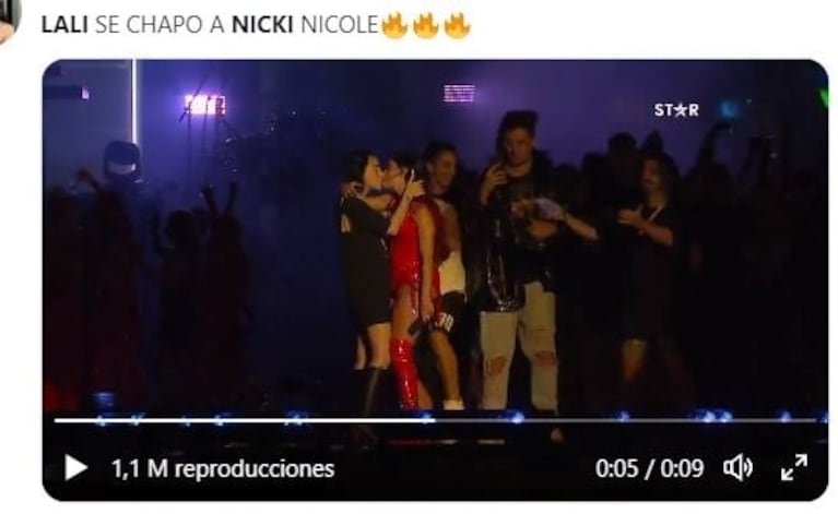 El beso de Lali Espósito y Nicki Nicole en pleno show en Vélez que enloqueció a los fanáticos