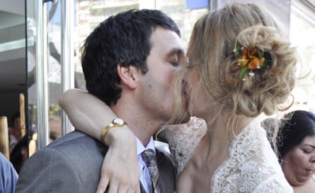 El beso: Julieta Prandi y Claudio Contardi. (Foto: Jennifer Rubio)