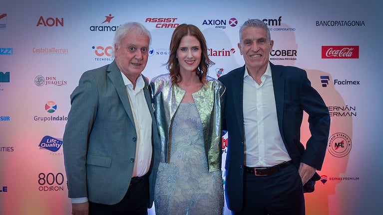 El Beto Alonso y Omar Labruna junto a Clara D'onofrio en la Cena Solidaria de la Fundación River. (Foto: Nicolás González - TN)