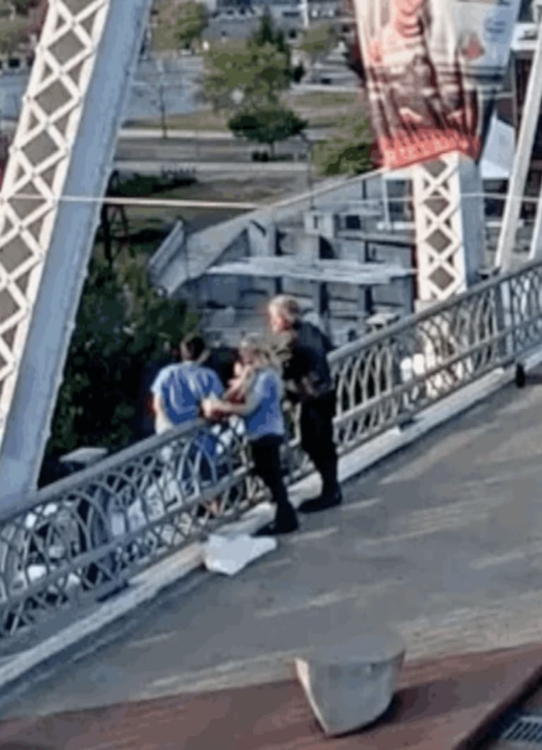 El cantante logró que una mujer no se tirara desde un puente.