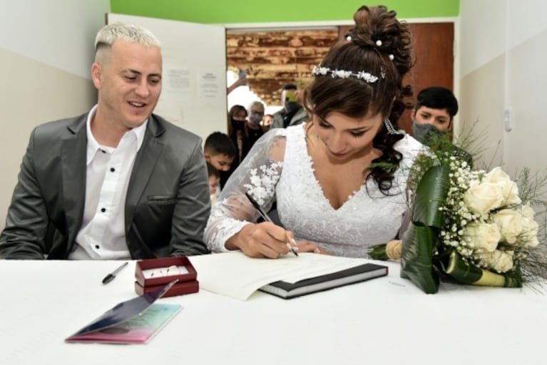 El casamiento secreto de Rocío Quiroz y Eduardo Etchepare por dentro: las fotos de su emotivo paso por el Registro Civil