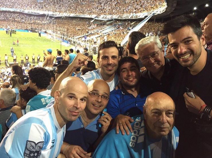 El Chino Leunis en la cancha de Racing, el club de sus amores. (Foto: Twitter @leandroleunis)