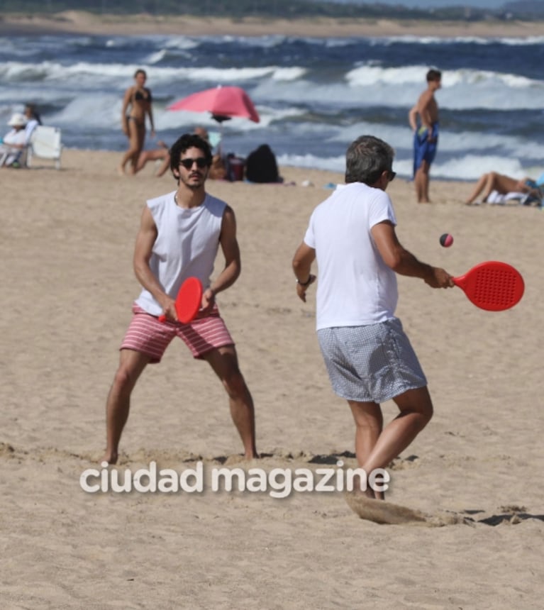 El Chino y Ricardo Darín, en las playas de Punta del Este: ¡divertido pelota paleta a orillas del mar!