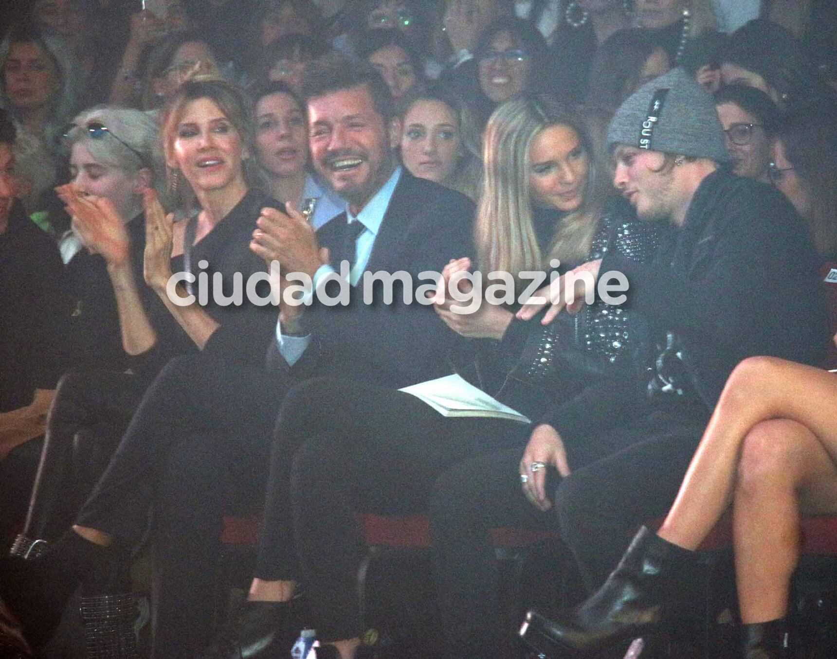 El clan Tinelli, en el desfile de Mica Tinelli. (Foto: Movilpress)