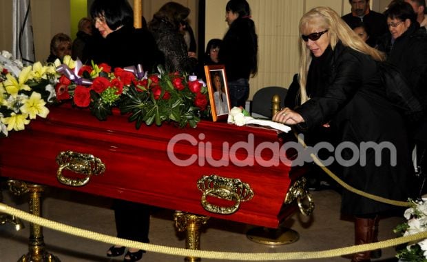 El conmovedor adiós a Estela Raval. (Foto: Jennifer Rubio)