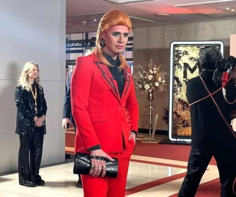 El desopilante outfit pop de Santiago Artemis para los Martín Fierro 2023: "Cebado con David Bowie"