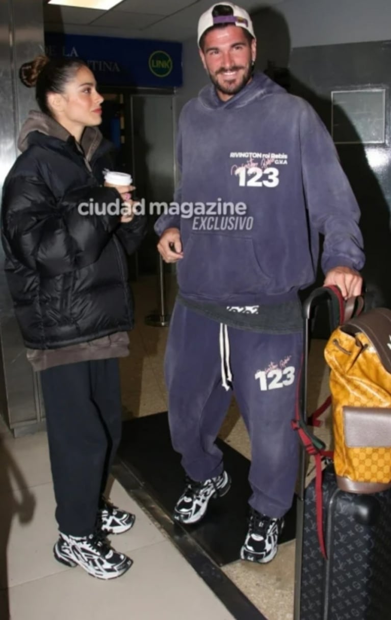 El detalle fashion de Tini Stoessel y Rodrigo de Paul en su regreso a Argentina: usan las mismas zapatillas