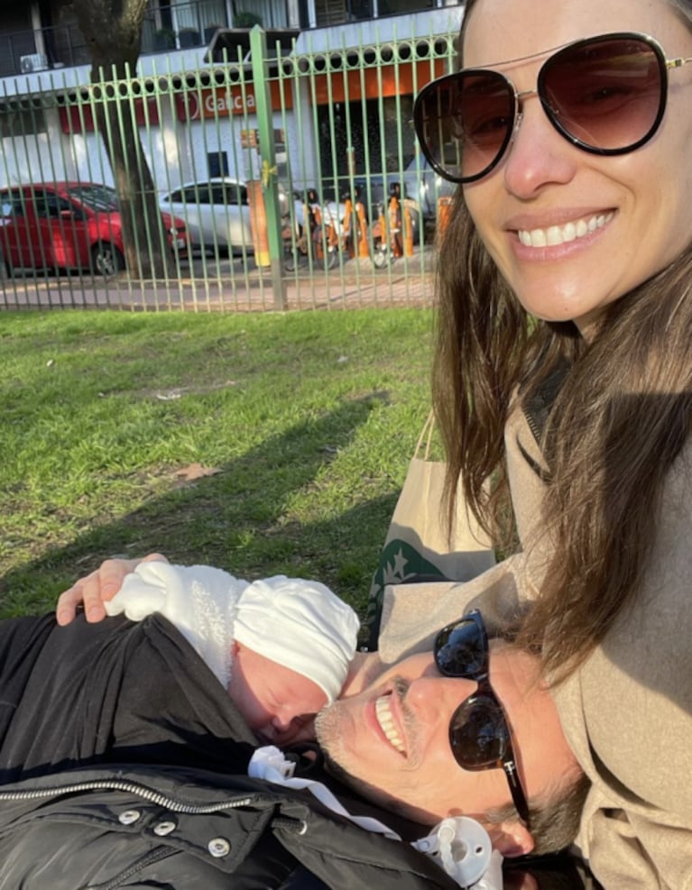 El día de sol de Pampita y Roberto García Moritán junto a su beba Ana: "Su primer picnic" 