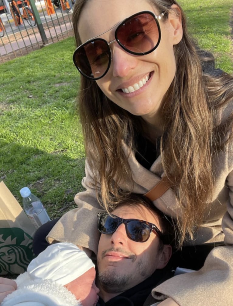 El día de sol de Pampita y Roberto García Moritán junto a su beba Ana: "Su primer picnic" 