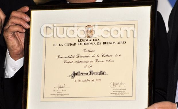 El diploma de Guillermo Francella entregado por la Legislatura porteña. (Foto: Jennifer Rubio - Ciudad.com)