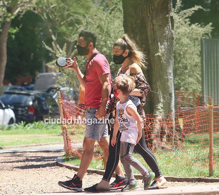 El divertido paseo dominical de Jimena Barón, el Tucu López y Momo (Foto: Movilpress)