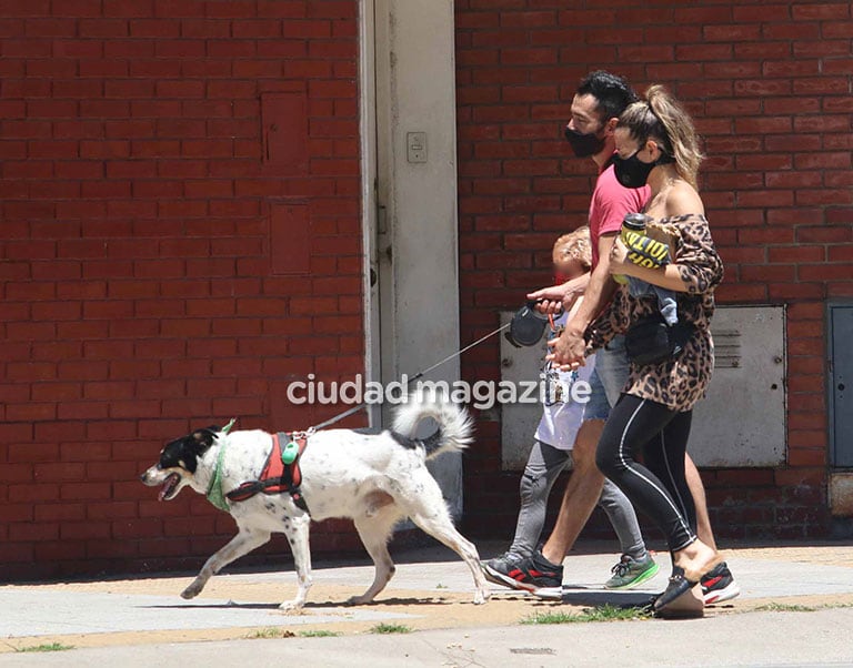 El divertido paseo dominical de Jimena Barón, el Tucu López y Momo (Foto: Movilpress)