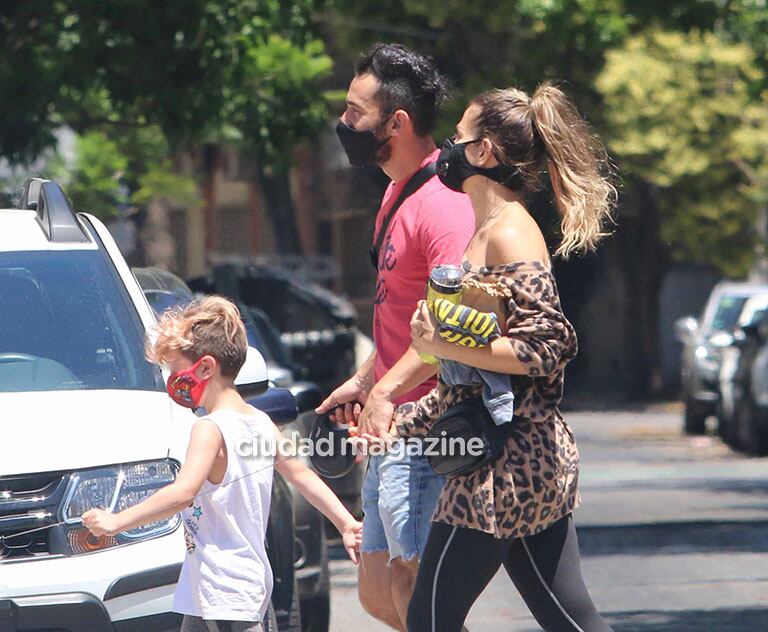 El divertido paseo dominical de Jimena Barón, el Tucu López y Momo (Foto: Movilpress)