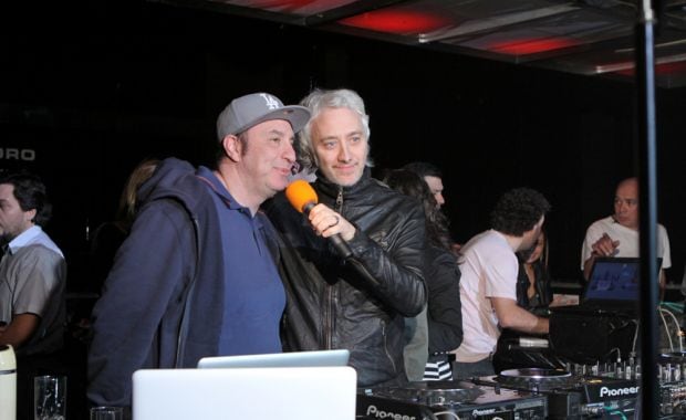 El DJ Javier Zuker y Andy Kusnetzoff, en la Fiesta Da Para Darse. (Foto: FM Metro)