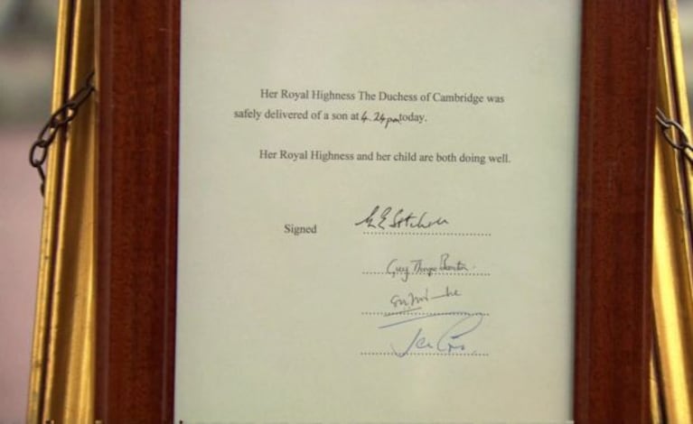 El documento oficial con el anuncio del nacimiento del bebé real. (Foto: BBC)