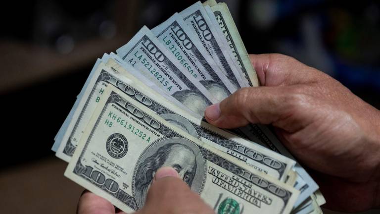 El dólar baja en los bancos y en las cuevas