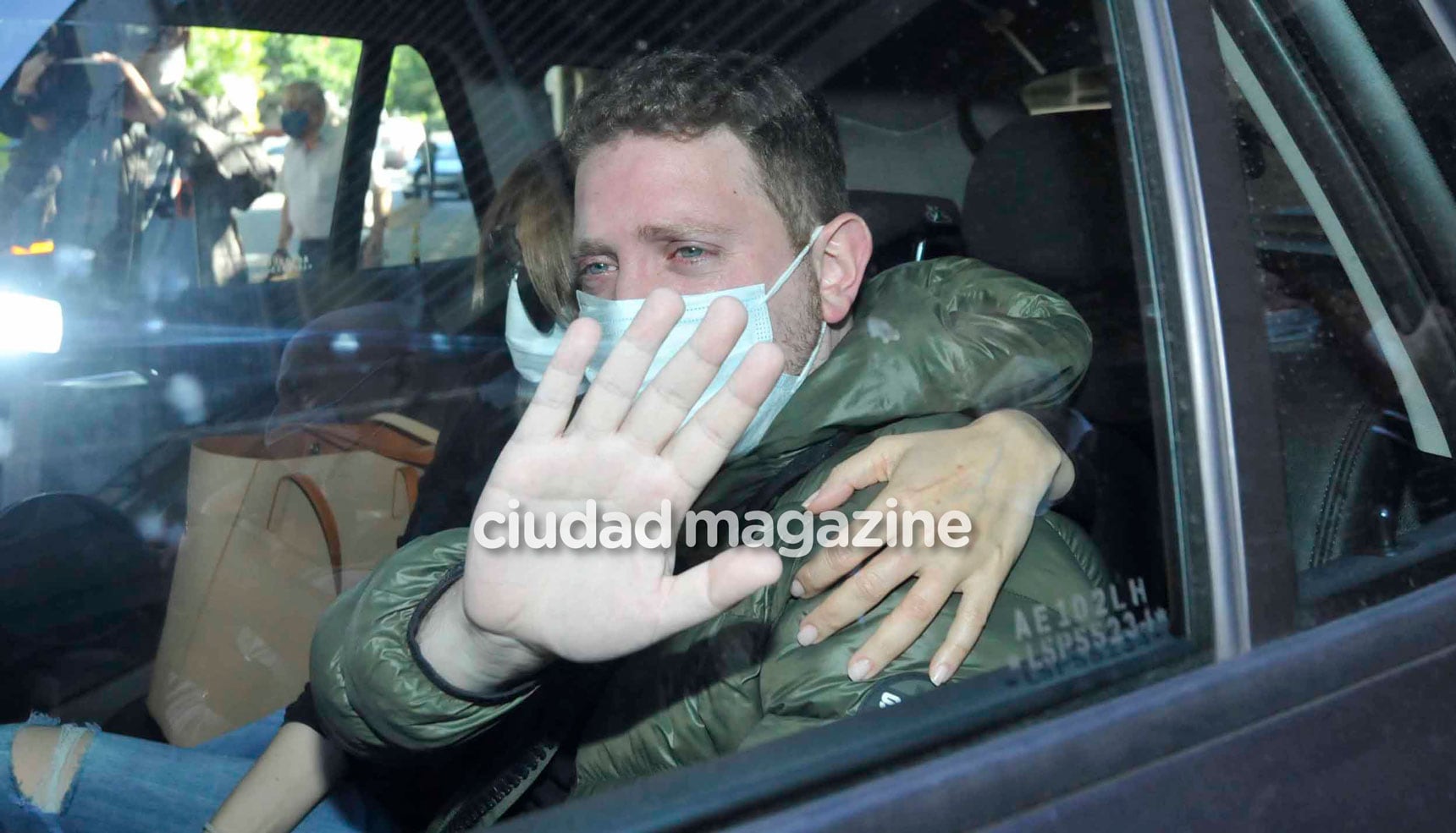 El dolor de Jonatan Viale en el último adiós a su papá  (Fotos: Movilpress).