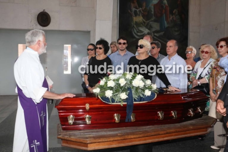 El doloroso último adiós de Carmen Barbieri a su madre, Ana Caputo, en el cementerio de la Chacarita 