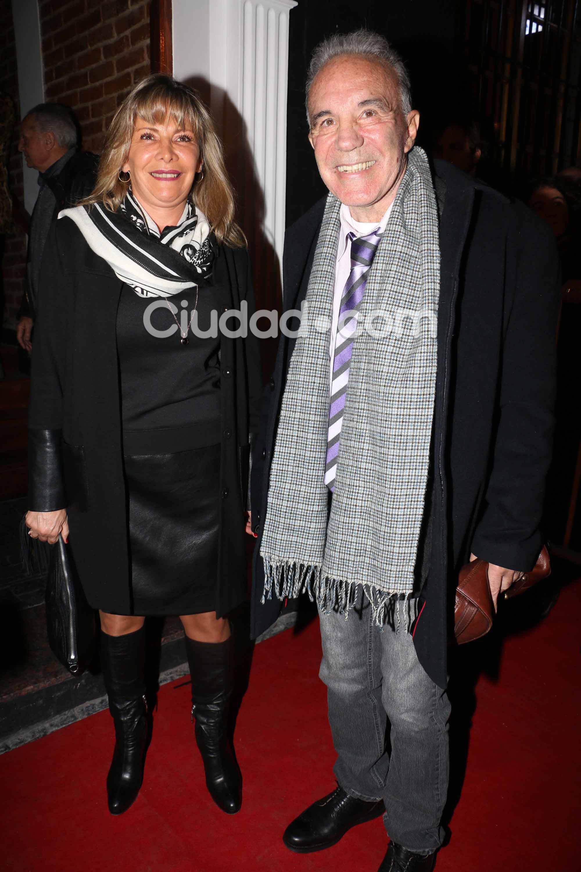 El Dr. Alfredo Cahe y su mujer en el cumpleaños de Cacho Castaña. Foto: Movilpress-Ciudad.com.