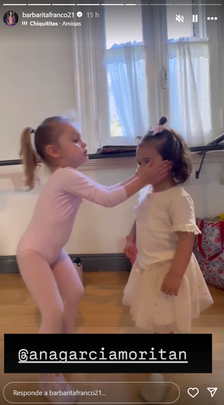 El dulce gesto de Ana con Sarah en ballet.