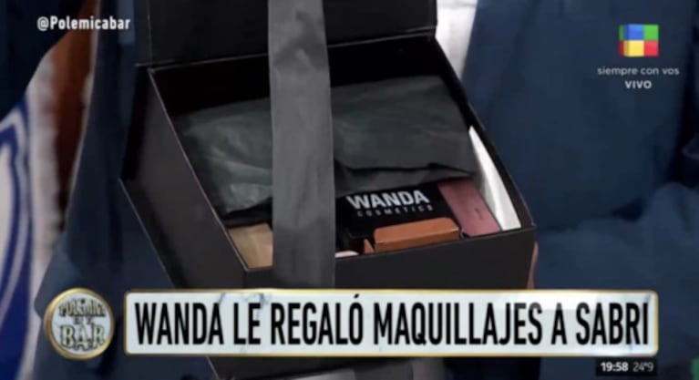 El dulce gesto de Wanda Nara con la maquilladora de Polémica en el bar: "Es una súper ayuda"