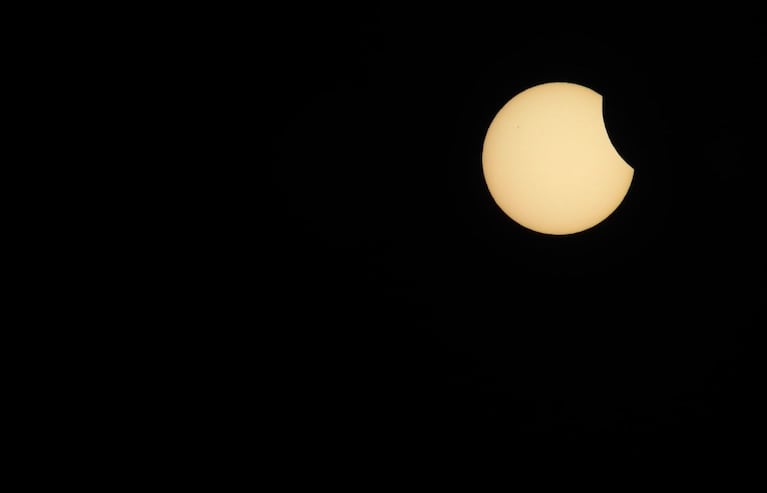 El eclipse lunar parcial tendrá su punto máximo a las 23:44.