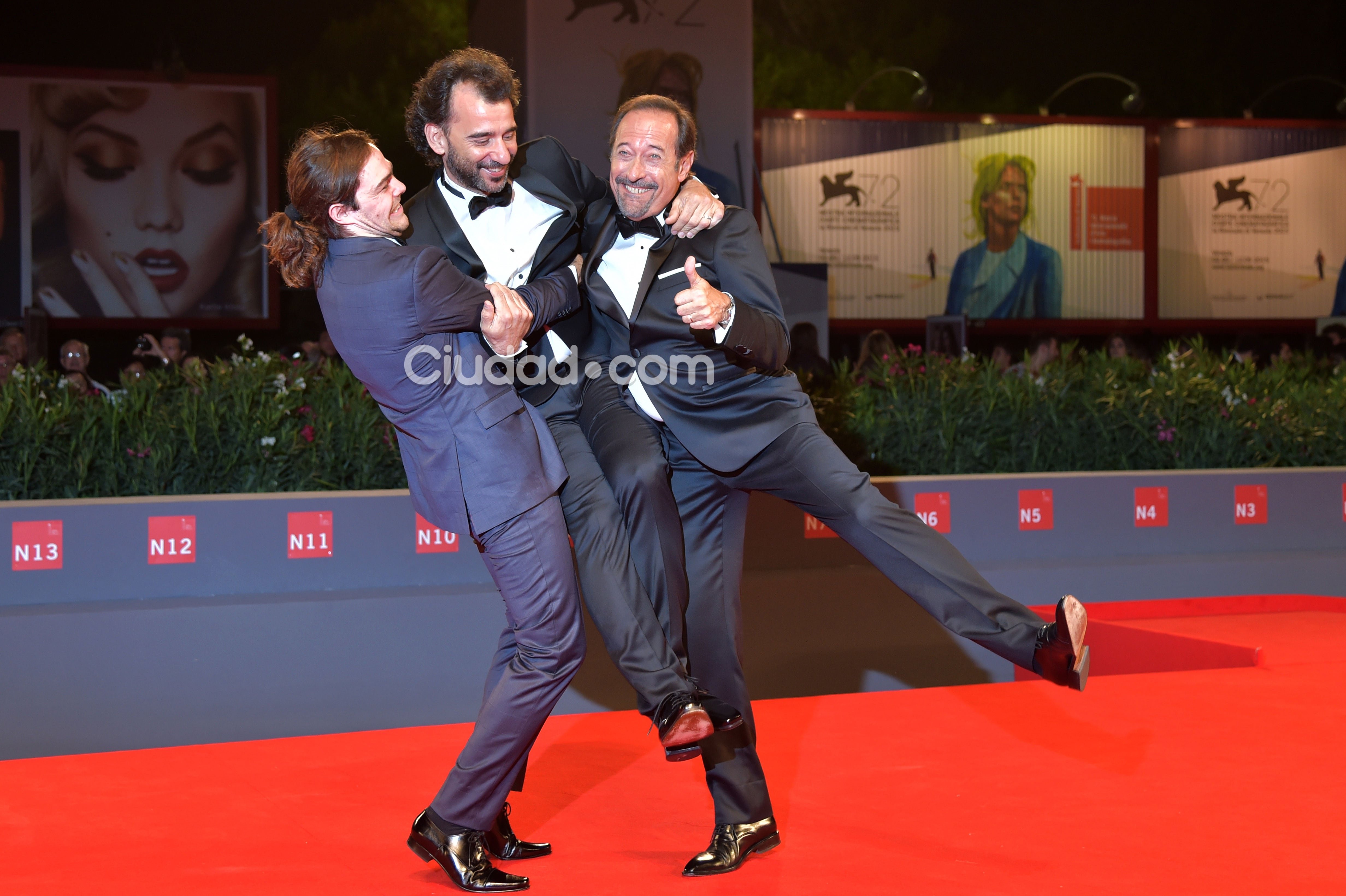 El elenco de El Clan, en el Festival de Venecia. (Foto: AFP)