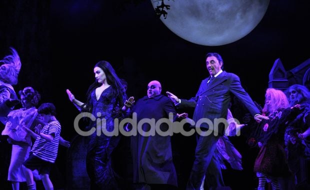 El elenco de Los Locos Addams, listo para salir a escena (Foto: Jennifer Rubio). 