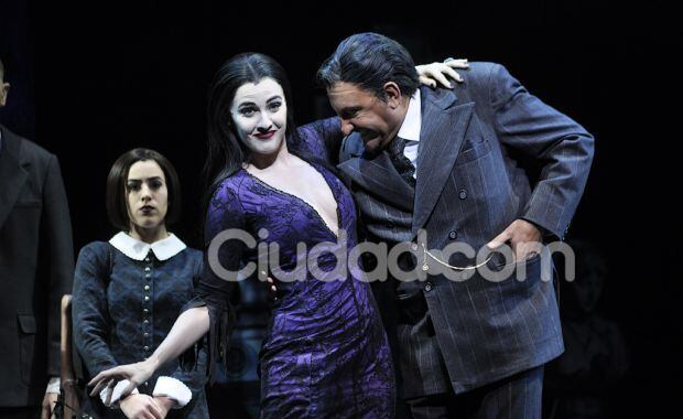 El elenco de Los Locos Addams, listo para salir a escena (Foto: Jennifer Rubio). 