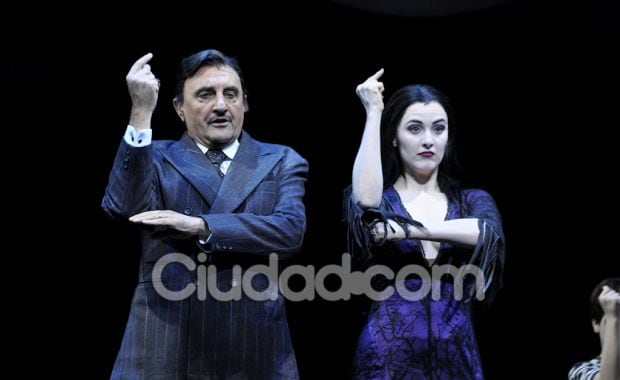 El elenco de Los Locos Addams, listo para salir a escena (Foto: Jennifer Rubio). 