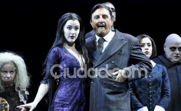 El elenco de Los Locos Addams, listo para salir a escena (Foto: Jennifer Rubio). 