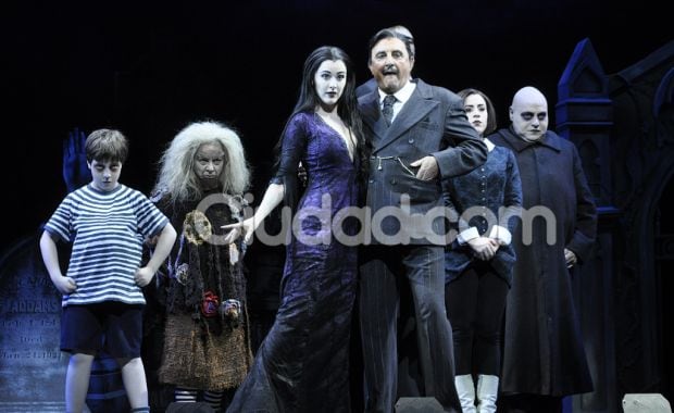 El elenco de Los Locos Addams, listo para salir a escena (Foto: Jennifer Rubio). 