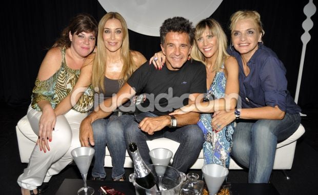  El elenco de mujeres junto a Osvaldo Laport (Foto: Jennifer Rubio). 