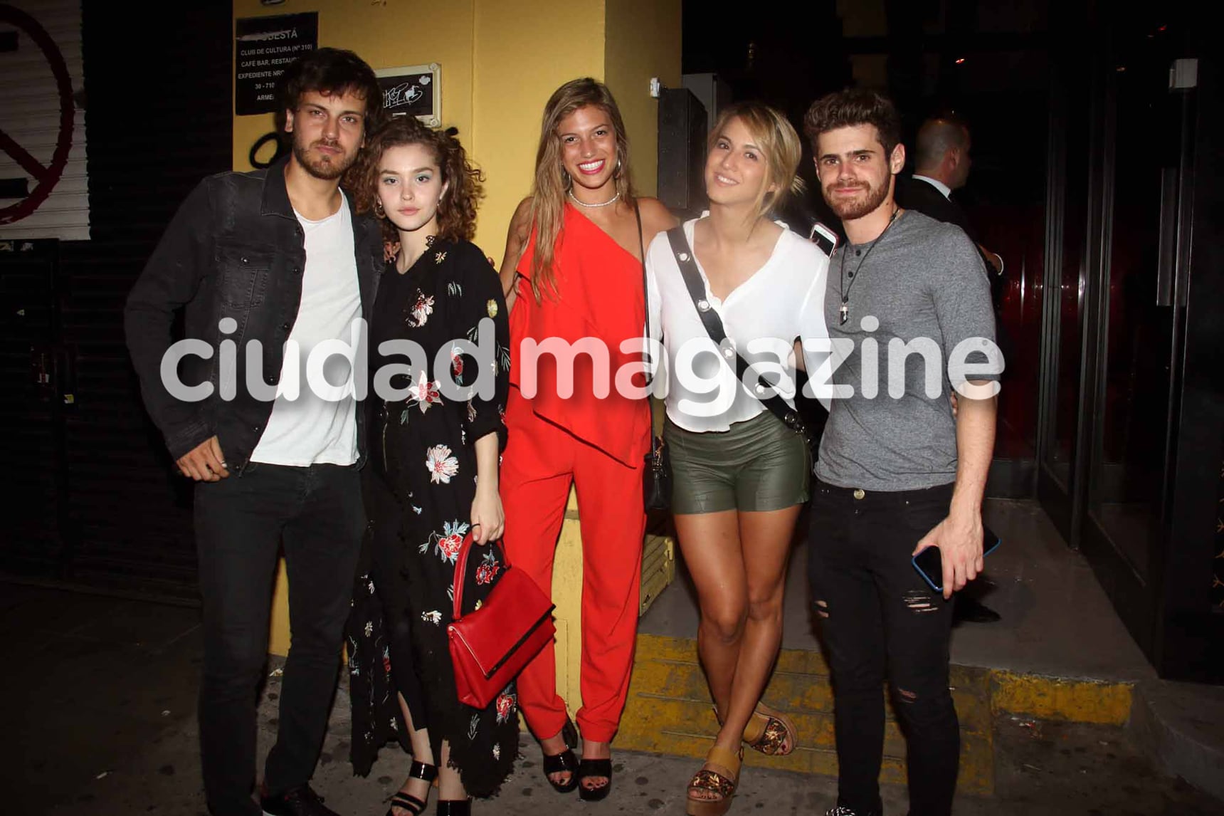 El elenco de Simona se reunió para ver el primer capítulo (Foto: Movilpress)