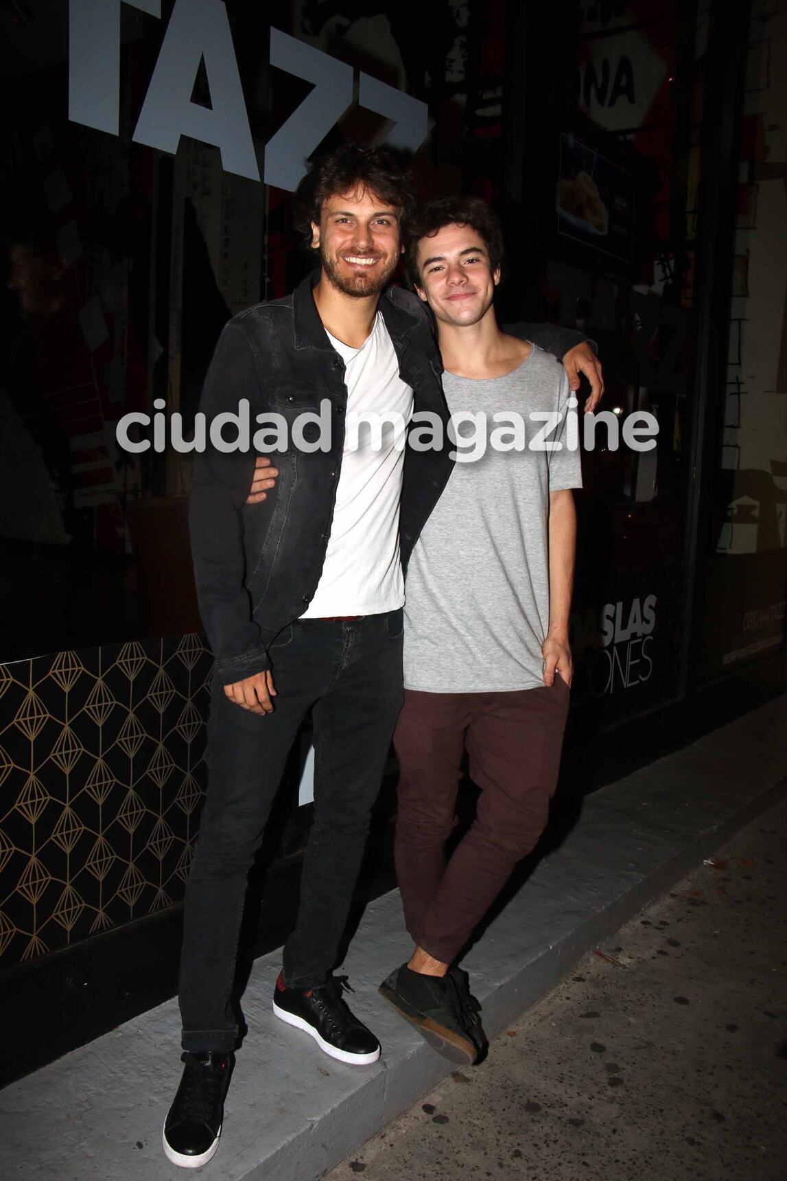 El elenco de Simona se reunió para ver el primer capítulo (Foto: Movilpress)