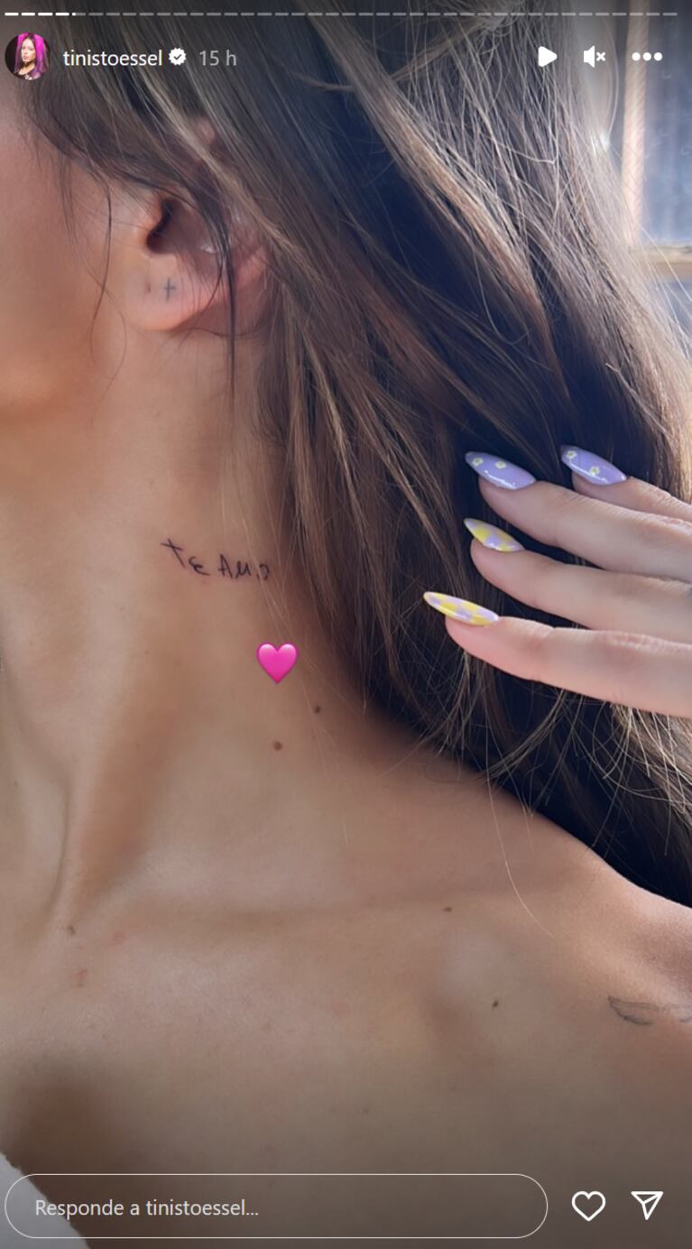 El emotivo significado del mensaje que Tini Stoessel se tatuó en el cuello