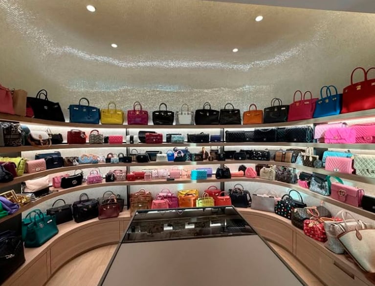 El fastuoso vestidor donde Wanda Nara tiene sus carteras. (Foto: IG @wanda_nara)