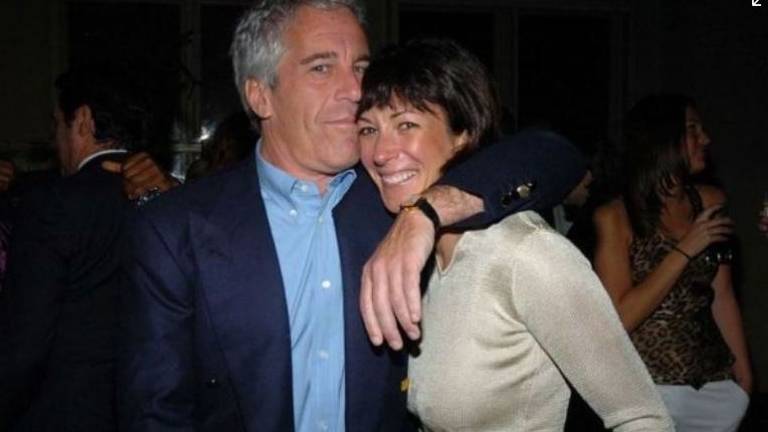 El FBI detuvo a Ghislaine Maxwell, ex pareja de Jeffrey Epstein, por abuso sexual y tráfico de menores