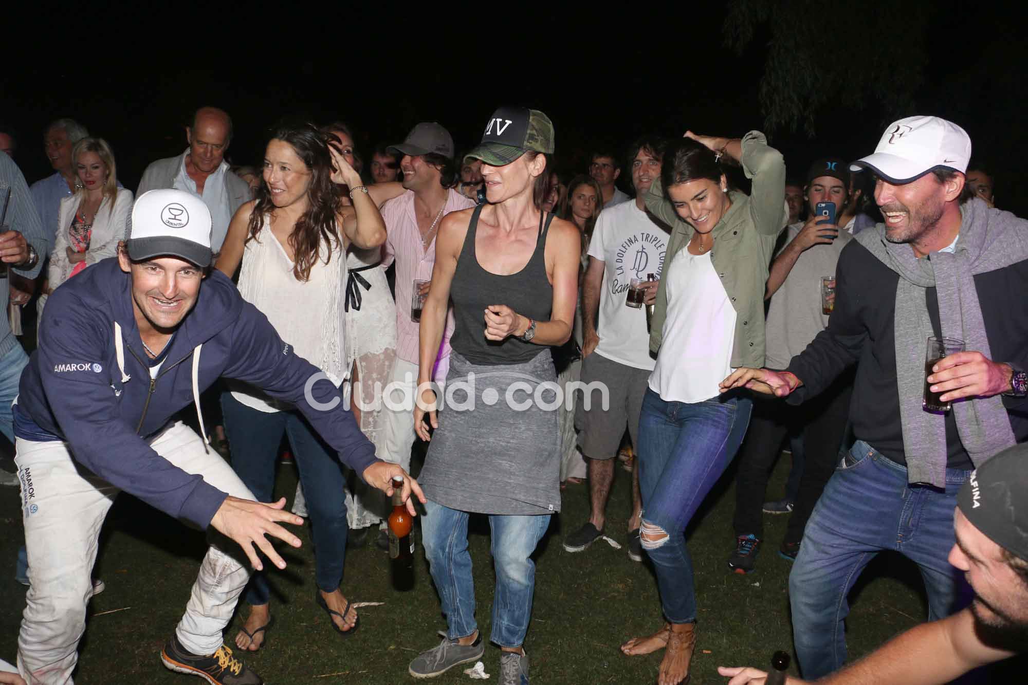 El festejo de María Vázquez y Adolfo Cambiaso por el triunfo histórico de La Dolfina. Foto: Movilpress