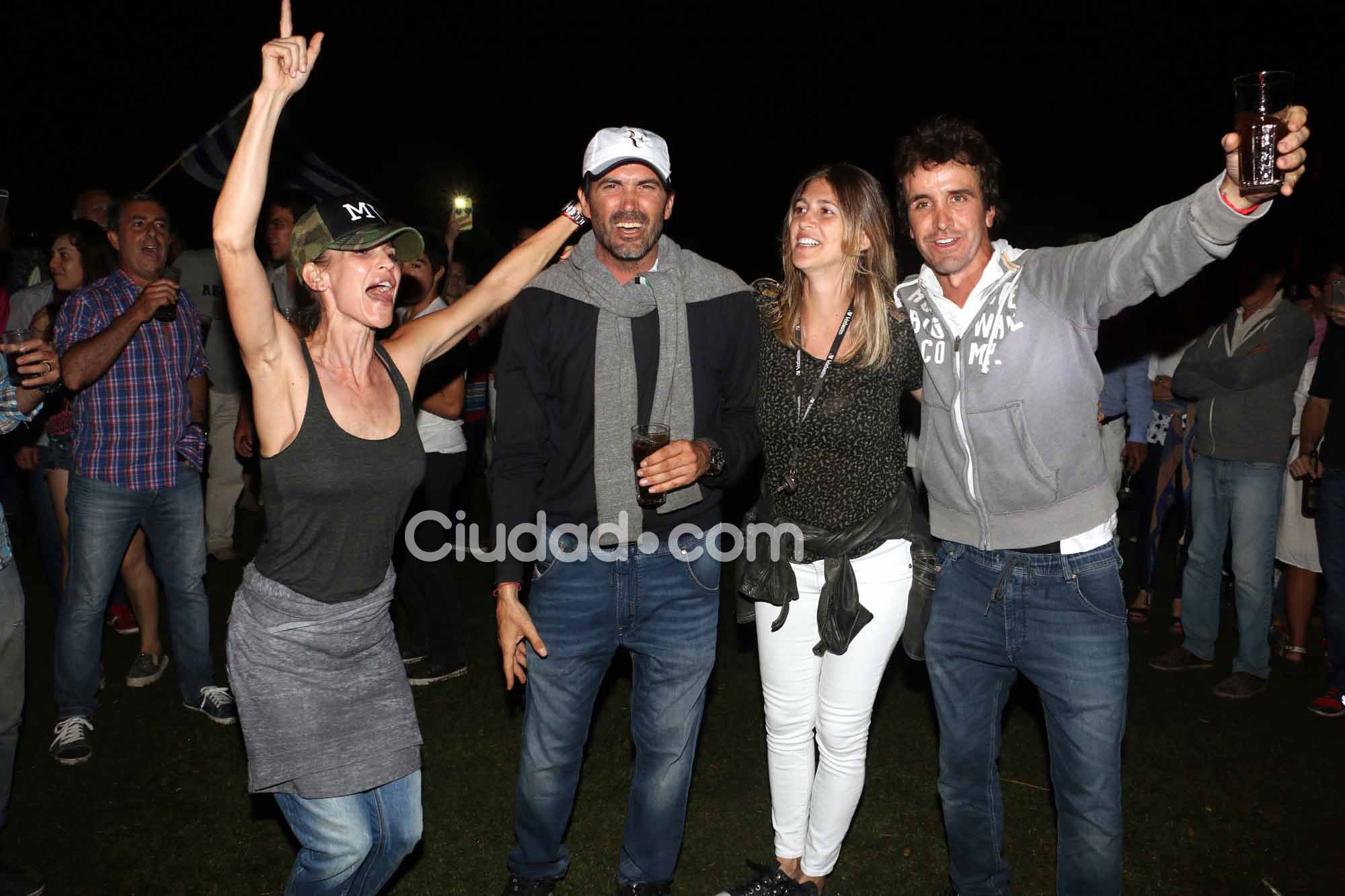 El festejo de María Vázquez y Adolfo Cambiaso por el triunfo histórico de La Dolfina. Foto: Movilpress