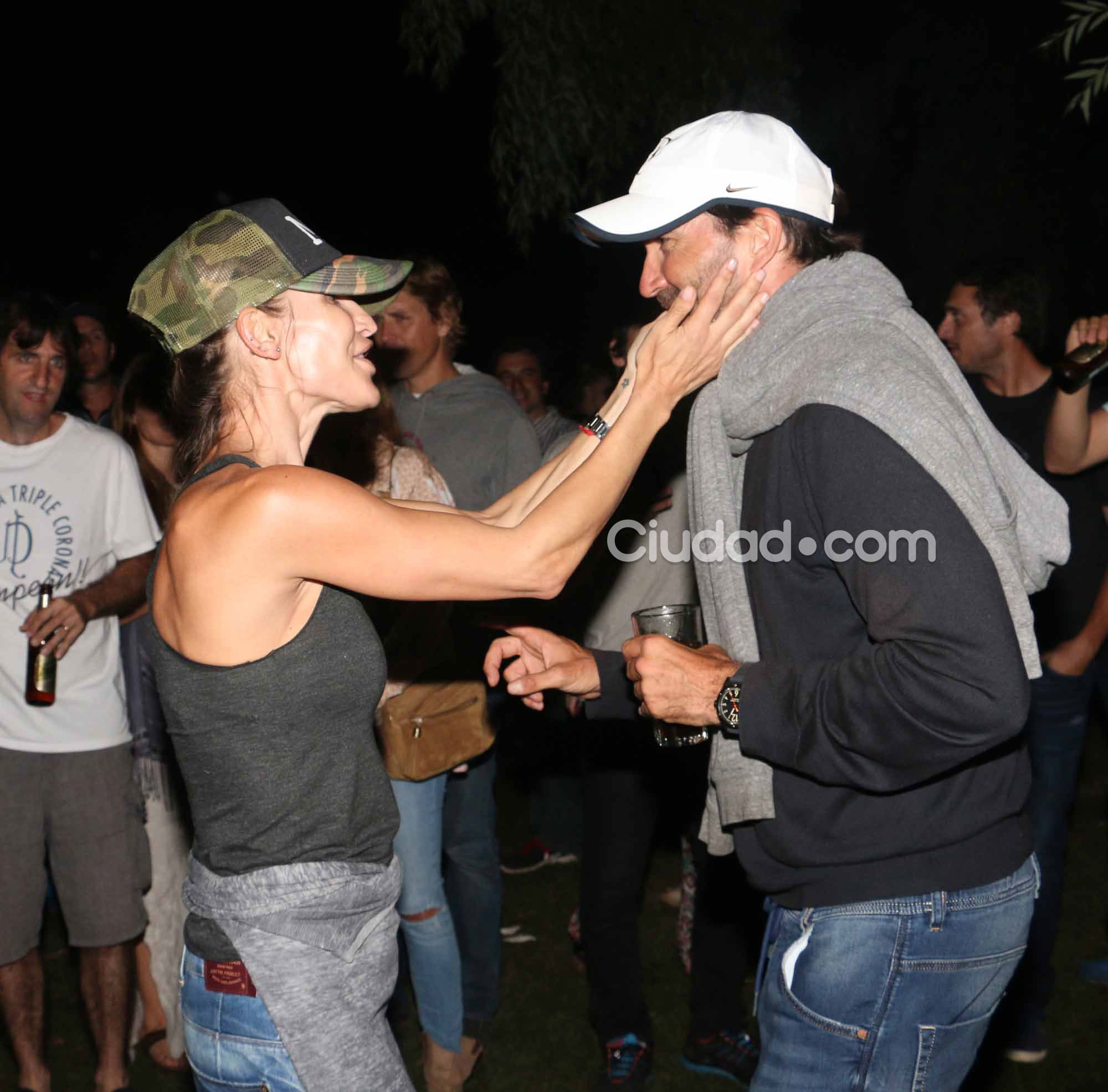 El festejo de María Vázquez y Adolfo Cambiaso por el triunfo histórico de La Dolfina. Foto: Movilpress